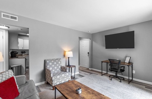 St. Charles Historic District Apartamento | Luxurious 2-Bedroom Abode with Elevated Comforts Near Main Street