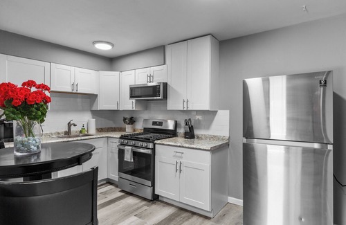 St. Charles Historic District Apartamento | Luxurious 2-Bedroom Abode with Elevated Comforts Near Main Street