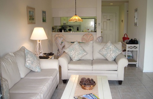 Central Naples Condominio | Luxurious 2-bedroom apartment with1st class tennis - near beach and Naples shops