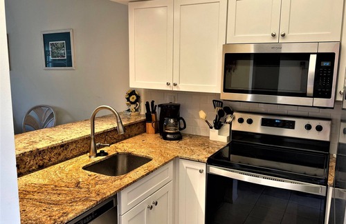 Central Naples Condominio | Luxurious 2-bedroom apartment with1st class tennis - near beach and Naples shops