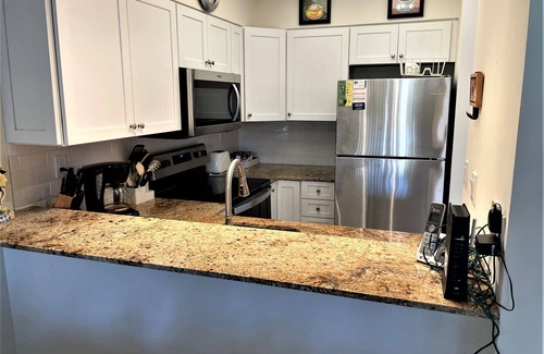 Central Naples Condominio | Luxurious 2-bedroom apartment with1st class tennis - near beach and Naples shops