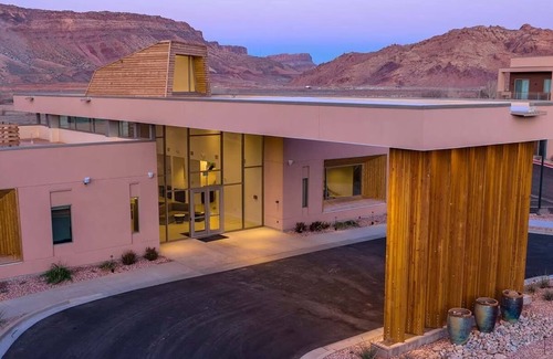 Moab Condominio | Luxurious 2-bedroom condo with pool, fitness room, WiFi in Magical Moab