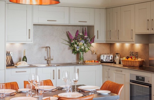 Chittlehamholt Cabina | Luxurious 2 bedroom lodges with stunning meadow views.