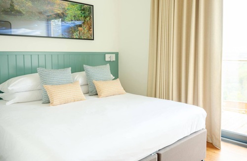 Chittlehamholt Cabina | Luxurious 2 bedroom lodges with stunning meadow views.