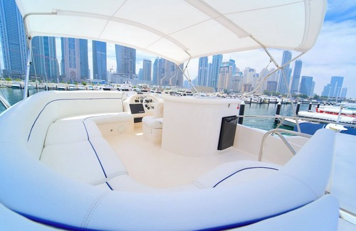 Dubai Alquiler De Eote | Luxurious 2-bedroom on a 50FT Yacht with WiFi, AC in welcoming Dubai