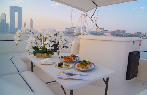 Dubai Alquiler De Eote | Luxurious 2-bedroom on a 50FT Yacht with WiFi, AC in welcoming Dubai