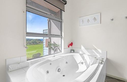Kronkup Apartamento | Luxurious 2-Bedroom Spa Apartment with Ocean Views