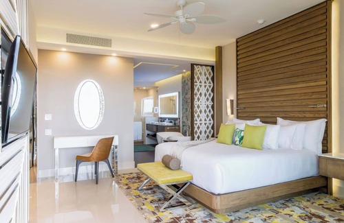 Puerto Juárez Hotel | Luxurious 2-bedroom swim-up suite at Garza Blanca's 5 Diamond Resort.