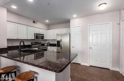North Scottsdale Condominio | Luxurious 2 bedroom condo in the heart of North Scottsdale with garage parking+1