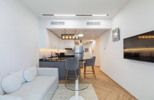 Madinat Zayed Apartamento | Luxurious 2 BR in the Heart of Marina l Sea View