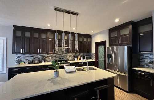 Northeast Edmonton Casa | Luxurious 2-Storey House -Family| Families| Groups |5 Bedrooms | 6 Beds