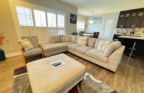 Northeast Edmonton Casa | Luxurious 2-Storey House -Family| Families| Groups |5 Bedrooms | 6 Beds