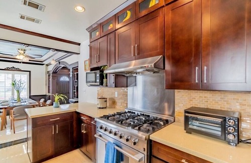 El Monte Casa | Luxurious 2-Story Condo with Modern Amenities