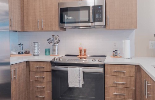 North Kansas City Apartamento | Luxurious 2BR Private Balcony