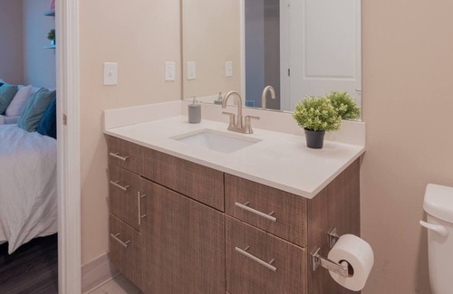 North Kansas City Apartamento | Luxurious 2BR Private Balcony