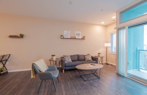 North Kansas City Apartamento | Luxurious 2BR Private Balcony