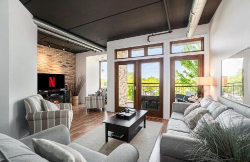 Grand Haven Apartamento | Luxurious 2BDR Loft Condo with Stunning Views in Grand Haven