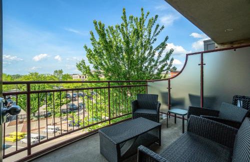 Grand Haven Apartamento | Luxurious 2BDR Loft Condo with Stunning Views in Grand Haven