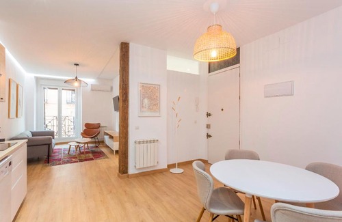 Justicia Apartamento | Luxurious 2BR/2BA in Chueca