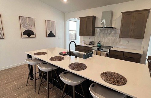 Pumpkin Center Casa | Luxurious 2BR/2BA Modern Getaway in Bakersfield