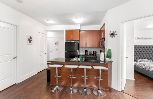 Downtown Mississauga Condominio | Luxurious 2BR/2BATH Condo- Steps from Square One