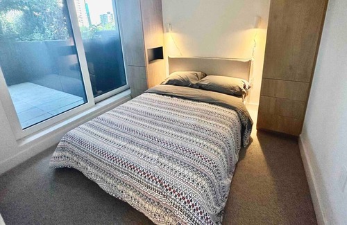 Renfrew-Collingwood Apartamento | Luxurious 2BR Condo with Private Balcony