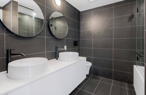 Renfrew-Collingwood Apartamento | Luxurious 2BR Condo with Private Balcony