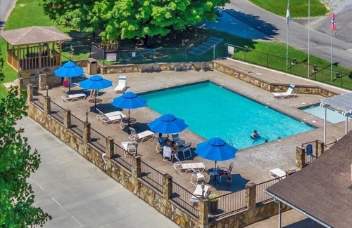 Gatlinburg - Pigeon Forge Cabaña | Luxurious 2BR Cottage in Pigeon Forge