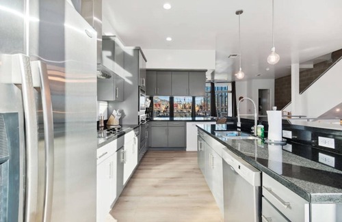 Riverside Apartamento | Luxurious 2BR Loft with Balcony
