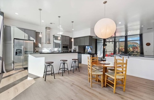 Riverside Apartamento | Luxurious 2BR Loft with Balcony