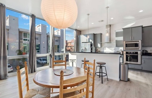 Riverside Apartamento | Luxurious 2BR Loft with Balcony