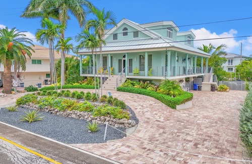 Coury Casa | Luxurious 3-bedroom home with Pool and Dock in Key Colony Beach
