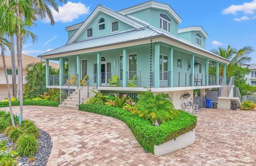 Coury Casa | Luxurious 3-bedroom home with Pool and Dock in Key Colony Beach