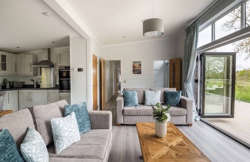 Cambourne Cabina | Luxurious 3 bed Lodge with private hot tub close to city of Cambridge