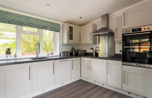 Cambourne Cabina | Luxurious 3 bed Lodge with private hot tub close to city of Cambridge