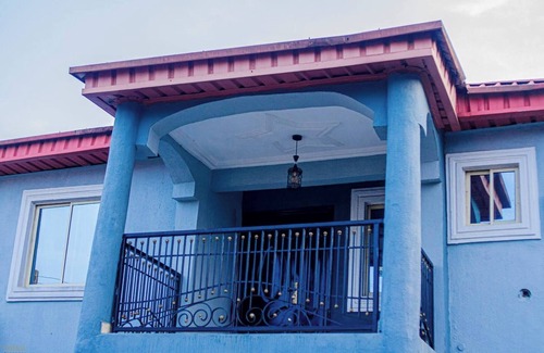 Alimosho Apartamento | Luxurious 3-bedroom Apartment in Heart of Lagos