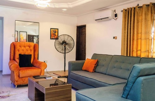 Alimosho Apartamento | Luxurious 3-bedroom Apartment in Heart of Lagos