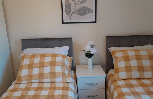 Huyton Casa | Luxurious 3 Bedroom for Contractors and Holiday With Free Wifi and Parking
