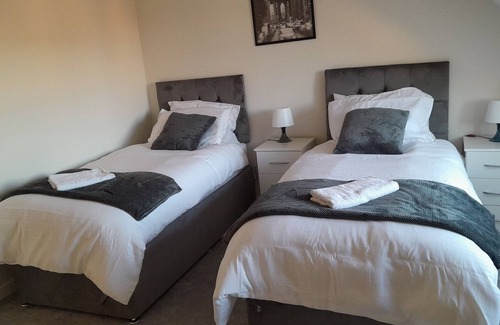 Huyton Casa | Luxurious 3 Bedroom for Contractors and Holiday With Free Wifi and Parking