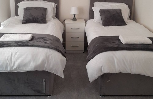 Huyton Casa | Luxurious 3 Bedroom for Contractors and Holiday With Free Wifi and Parking