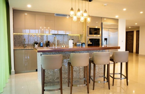 Puerto Juárez Complejo | Luxurious 3 Bedroom Oceanfront Suite right on the beach of Cancun!