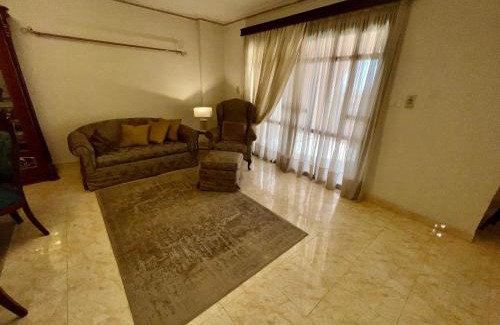 Al Rehab Apartamento | Luxurious 3 BR Rustic Apartment Overlooking Huge Garden - For Families and Couples