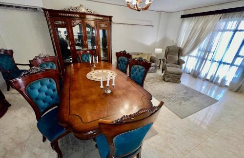 Al Rehab Apartamento | Luxurious 3 BR Rustic Apartment Overlooking Huge Garden - For Families and Couples