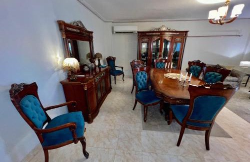 Al Rehab Apartamento | Luxurious 3 BR Rustic Apartment Overlooking Huge Garden - For Families and Couples