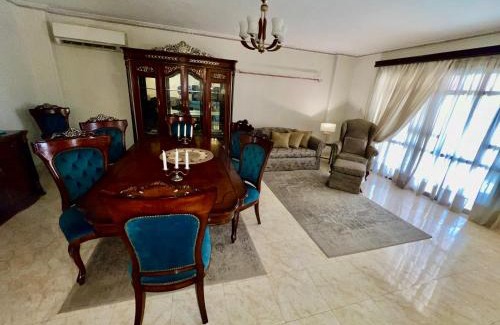 Al Rehab Apartamento | Luxurious 3 BR Rustic Apartment Overlooking Huge Garden - For Families and Couples