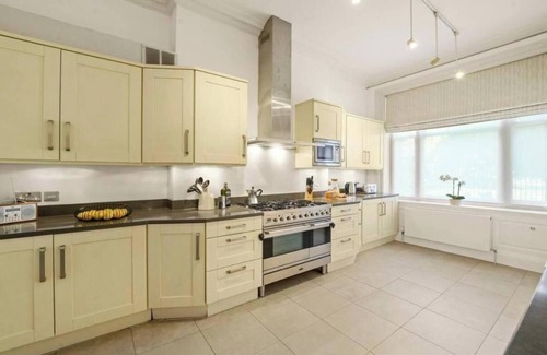 Campden Apartamento | Luxurious 3BR Apartment in Kensington Walk to High Street