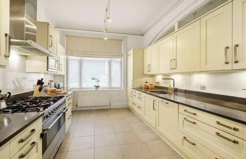 Campden Apartamento | Luxurious 3BR Apartment in Kensington Walk to High Street