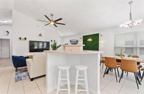 Haines City Casa | Luxurious 3BR Pool, Golf Views, Disney, Legoland