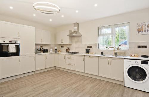 Shirley Casa | Luxurious 4 Bed House, Solihull, NEC, Airport, Business & Leisure Stays - Wisteria House
