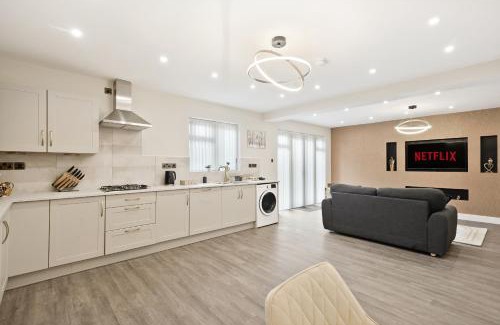 Shirley Casa | Luxurious 4 Bed House, Solihull, NEC, Airport, Business & Leisure Stays - Wisteria House